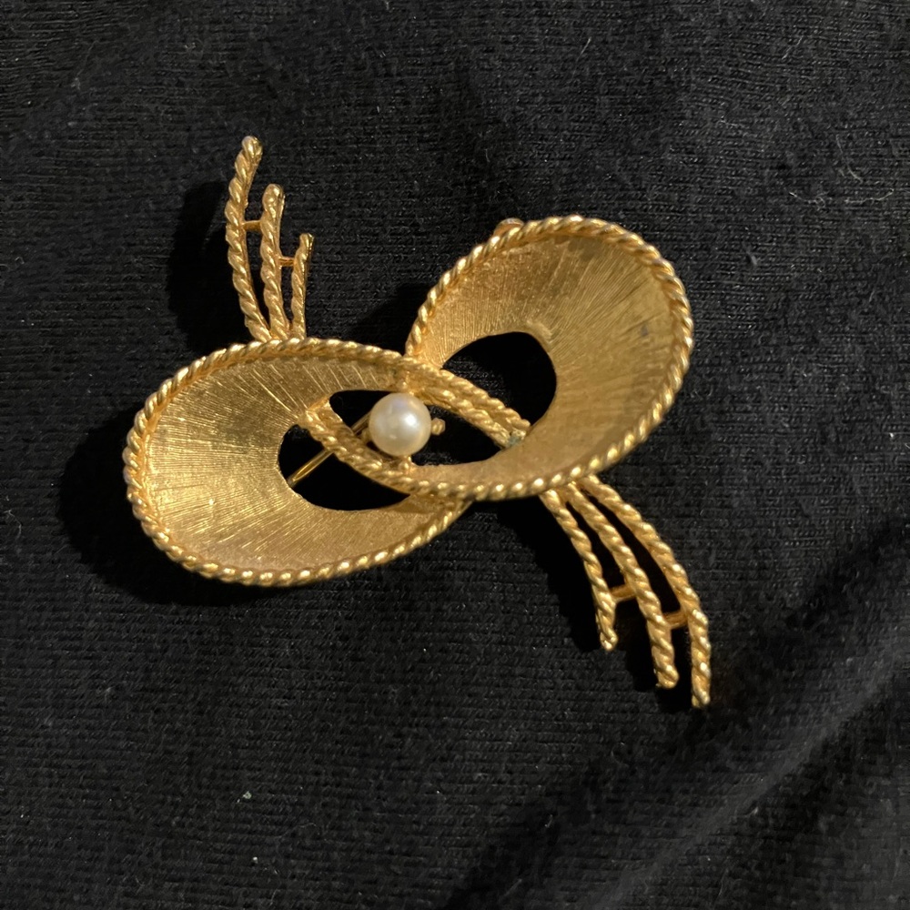 Elegant Gold Brooch with Pearl Accent